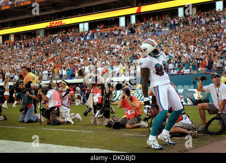 Dic 03, 2006; Miami, FL, Stati Uniti d'America; i delfini' Marty Booker celebra il suo touchdown nel primo trimestre di domenica la partita tra i delfini di Miami e Jacksonville Jaguars al Dolphin Stadium di Miami. Credito: Foto di Erik M. Lunsford/Palm Beach post/ZUMA premere. (©) Copyright 2006 da Palm Beach post Foto Stock