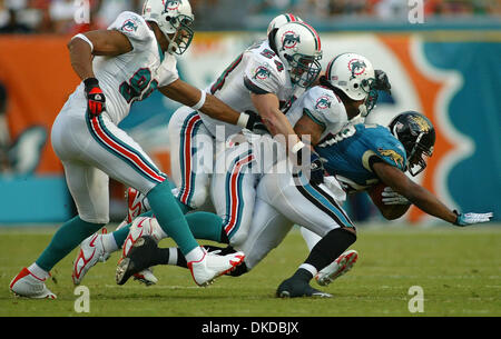 Dic 03, 2006; Miami, FL, Stati Uniti d'America; giaguari' Fred Taylor è tirato verso il basso nel primo trimestre di domenica la partita tra i delfini di Miami e Jacksonville Jaguars al Dolphin Stadium di Miami. Credito: Foto di Erik M. Lunsford/Palm Beach post/ZUMA premere. (©) Copyright 2006 da Palm Beach post Foto Stock