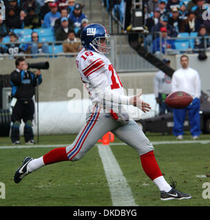 Dic 10, 2006; Charlotte, NC, Stati Uniti d'America; NFL Football: New York Giants Punter #18 JEFF FEAGLES sterline la palla come il Carolina Panthers perde a New York Giants 27-13 come hanno suonato presso la Bank of America Stadium si trova nel centro cittadino di Charlotte. Credito: Foto di Jason Moore/ZUMA premere. (©) Copyright 2006 da Jason Moore Foto Stock