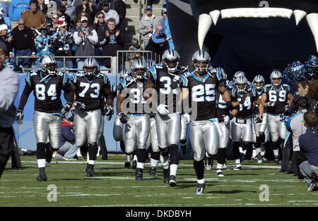 Dic 10, 2006; Charlotte, NC, Stati Uniti d'America; NFL Football: Carolina Panthers squadra di calcio prende il campo come il Carolina Panthers perde a New York Giants 27-13 come hanno suonato presso la Bank of America Stadium si trova nel centro cittadino di Charlotte. Credito: Foto di Jason Moore/ZUMA premere. (©) Copyright 2006 da Jason Moore Foto Stock