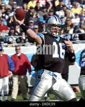 Dic 10, 2006; Charlotte, NC, Stati Uniti d'America; NFL Football: Carolina Panthers Quarterback #16 CHRIS WEINKE guarda a completare un passaggio come il Carolina Panthers perde a New York Giants 27-13 come hanno suonato presso la Bank of America Stadium si trova nel centro cittadino di Charlotte. Credito: Foto di Jason Moore/ZUMA premere. (©) Copyright 2006 da Jason Moore Foto Stock