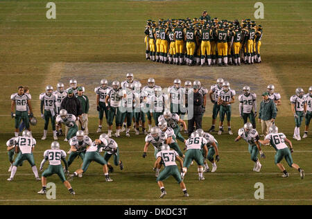 Dic 16, 2006; Carson, CA, Stati Uniti d'America; il De La Salle football team si riscalda come canyon High School huddles fino prima dell' inizio della California Interscholastic Federation Stato Campionato di Calcio Coppa Divisione gioco uno il Sabato, Dicembre 16, 2006 at Home Depot Center di Carson, California Credito: Foto di Jose Carlos Fajardo/Contra Costa Times/ZUMA premere. (©) Copyright 2 Foto Stock