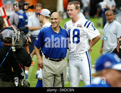 Jan 30, 2007 - Miami, FL, Stati Uniti d'America - Indianapolis Colts Head Coach TONY DUNGY, (L), sorrisi pur avendo la sua foto scattata con la sua stella quarterback Peyton Manning durante il Super Bowl media giorno Martedì pomeriggio al Dolphin Stadium di Miami. Foto Stock