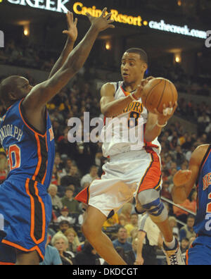 Golden State Warriors Monta Ellis fa la sua mossa intorno a New York Knicks Zach Randolph nel 1 ° trimestre del loro gioco presso Oracle Arena di Oakland California, Domenica, 27 gennaio 2008. (Bob Larson/Contra Costa Times/ZUMA Press) Foto Stock