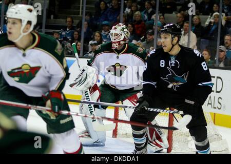 Nov. 10, 2011 - San Jose, California, Stati Uniti - Minnesota Wild goalie Niklas Backstrom (32) guarda per l'azione durante il primo periodo in NHL gioco tra gli squali di San Jose e il Minnesota Wild. (Credito Immagine: © Dinno Kovic/Southcreek/ZUMAPRESS.com) Foto Stock