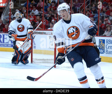 Dic 22, 2006; Raleigh, NC, Stati Uniti d'America; NHL Hockey su ghiaccio: New York isolani Goalie # 39 RICK DIPIETRO custodisce l'obiettivo come NEW YORK isolani #8 BRUNO GERVAIS skate per ottenere il controllo del puck come Carolina Hurricanes Beat the New York isolani 5-1 come hanno giocato la RBC Center situato in Raleigh. Credito: Foto di Jason Moore/ZUMA premere. (©) Copyright 2006 da Jason Moore Foto Stock