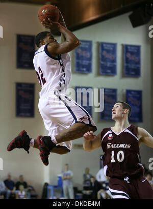 Dic 23, 2006; Moraga, CA, Stati Uniti d'America; St. Mary's Gaels JOHN WINSTON, #32, salti di sparare una tre-puntatore su Southern Illinois' BRYAN MULLINS, #10, nella prima metà di Sabato, Dicembre 23, 2006 al Padiglione McKeon in Moraga, California Southern Illinois sconfitto St. Mary's 66-61. Credito: Foto di Jose Carlos Fajardo/Contra Costa Times/ZUMA premere. (©) Copyright 2006 by Contra Costa Foto Stock