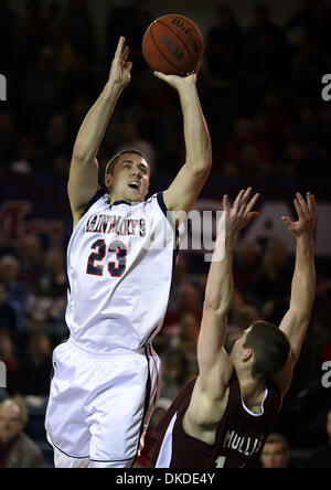 Dic 23, 2006; Moraga, CA, Stati Uniti d'America; St. Mary's Gaels BRETT COLLINS, #23, spara su Southern Illinois" BRYAN MULLINS, #10, nel primo semestre del loro gioco su Sabato, Dicembre 23, 2006 al Padiglione McKeon in Moraga, California Southern Illinois sconfitto St. Mary's 66-61. Credito: Foto di Jose Carlos Fajardo/Contra Costa Times/ZUMA premere. (©) Copyright 2006 by Contra Costa Times Foto Stock