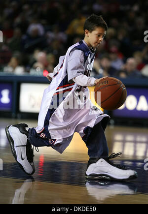 Dic 23, 2006; Moraga, CA, Stati Uniti d'America; vestire come un concorrente di Gael Ryan Jones, età 9, da Danville, dribbling la palla mentre indossa la dimensione 23 scarpe durante un timeout al St. Mary's Gaels vs. Southern Illinois gioco su Sabato, Dicembre 23, 2006 al Padiglione McKeon in Moraga, California I partecipanti devono avere uno slittamento su brevi, scarpe e jersey e poi sprofondare un cestello per vincere. Jones che ha vinto il concorso Foto Stock