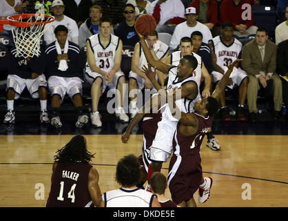 Dic 23, 2006; Moraga, CA, U.S.A; St. Mary's Gaels C.J. SMITH, #2, è imbrattata di Southern Illinois come balza al cestello nella seconda metà del Sabato, Dicembre 23, 2006 al Padiglione McKeon in Moraga, California Southern Illinois sconfitto St. Mary's 66-61. Credito: Foto di Jose Carlos Fajardo/Contra Costa Times/ZUMA premere. (©) Copyright 2006 by Contra Costa Times Foto Stock