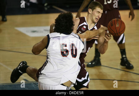 Dic 23, 2006; Moraga, CA, U.S.A; St. Mary's Gaels raggiunge per un allentamento sfera contro la Southern Illinois' MATT SHAW, #32, nella seconda metà del loro gioco su Sabato, Dicembre 23, 2006 al Padiglione McKeon in Moraga, California Southern Illinois sconfitto St. Mary's 66-61. Credito: Foto di Jose Carlos Fajardo/Contra Costa Times/ZUMA premere. (©) Copyright 2006 by Contra Costa Times Foto Stock