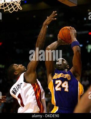 Dic 25, 2006; Miami, FL, Stati Uniti d'America; DORELL WRIGHT raggiunge per cercare di bloccare KOBE BRYANT durante il credito obbligatorio: Foto di Brian Lehmann/Palm Beach post/ZUMA premere. (©) Copyright 2006 da Palm Beach post Foto Stock