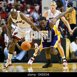 Dic 25, 2006; Miami, FL, Stati Uniti d'America; il calore di ANTOINE WALKER combatte per allentare la palla con i Laker's RONNY TURIAF. Credito: Foto di Damon Higgins/Palm Beach post/ZUMA premere. (©) Copyright 2006 da Palm Beach post Foto Stock