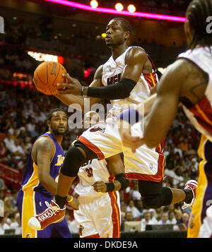 Dic 25, 2006; Miami, FL, Stati Uniti d'America; il calore di DWYANE WADE scivola in corsia e cerca di far giocare contro i Lakers. Credito: Foto di Damon Higgins/Palm Beach post/ZUMA premere. (©) Copyright 2006 da Palm Beach post Foto Stock