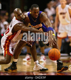 Dic 25, 2006; Miami, FL, Stati Uniti d'America; il calore di Gary Payton raggiunge in contro la Laker DI KOBE BRYANT. Credito: Foto di Damon Higgins/Palm Beach post/ZUMA premere. (©) Copyright 2006 da Palm Beach post Foto Stock