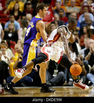 Dic 25, 2006; Miami, FL, Stati Uniti d'America; il calore di DWYANE WADE mantiene i suoi dribbling contro i Lakers' LUKE WALTON. Credito: Foto di Damon Higgins/Palm Beach post/ZUMA premere. (©) Copyright 2006 da Palm Beach post Foto Stock