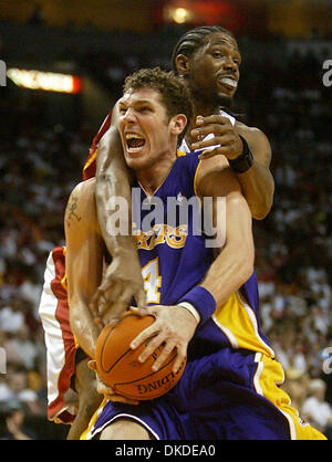 Dic 25, 2006; Miami, FL, Stati Uniti d'America; il calore di UDONIS HASLEM raggiunge oltre il retro dei Lakers' LUKE WALTON. Credito: Foto di Damon Higgins/Palm Beach post/ZUMA premere. (©) Copyright 2006 da Palm Beach post Foto Stock