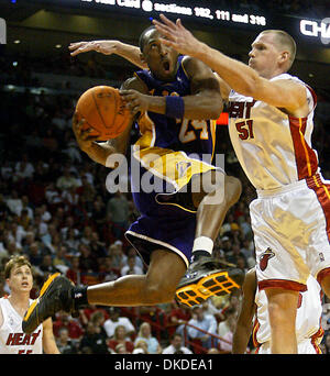 Dic 25, 2006; Miami, FL, Stati Uniti d'America; i Lakers' KOBE BRYANT aziona il lane contro il calore MICHAEL DOLEAC. Credito: Foto di Damon Higgins/Palm Beach post/ZUMA premere. (©) Copyright 2006 da Palm Beach post Foto Stock