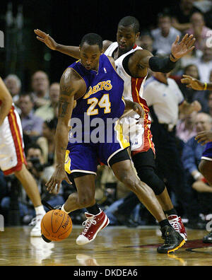 Dic 25, 2006; Miami, FL, Stati Uniti d'America; il calore di DWYANE WADE difende contro la Laker DI KOBE BRYANT. Credito: Foto di Damon Higgins/Palm Beach post/ZUMA premere. (©) Copyright 2006 da Palm Beach post Foto Stock