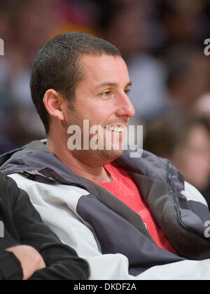 Jan 05, 2007; Los Angeles, CA, Stati Uniti d'America; attore Adam Sandler siede courtside come i Los Angeles Lakers contro il Denver Nuggets il 5 gennaio 2007 a Staples Center di Los Angeles. Credito: foto di Armando Arorizo/ZUMA premere. (©) Copyright 2007 da Armando Arorizo Foto Stock