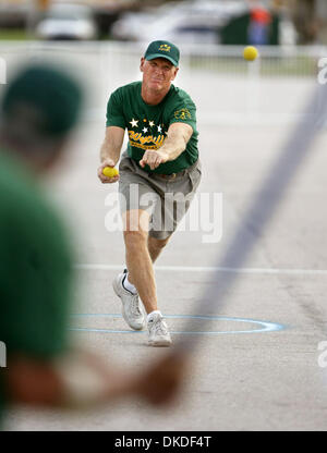 Jan 05, 2007; Wellington, FL, Stati Uniti d'America; ALLEN VANOVER con il Wycliff All-Stars passi per il suo compagno di squadra durante un Palm Beach County Senior Stickball partita del campionato contro il Ranch di Hagen Gators venerdì presso il Village Park a Wellington. Molti dei giocatori ha giocato stickball come i ragazzi nella città di New York e dintorni. Non vi è alcuna esecuzione coinvolti nel campionato senior e i giocatori cliente attraverso l'hi Foto Stock