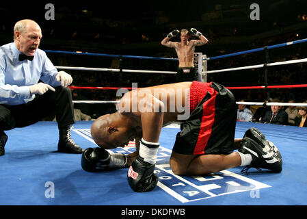 Jan 12, 2007; Minneapolis, MN, Stati Uniti d'America; JON LABODA di San Paolo bussa fuori SHIRONE BALTCHER anche di San Paolo nel primo round in primo pro lotta per entrambi i combattenti durante il "cattivo sangue " lotta venerdì al Target Center di Minneapolis. Credito: Foto di David Joles/Minneapolis Star Tribune/ZUMA premere. (©) Copyright 2007 da Minneapolis Star Tribune Foto Stock