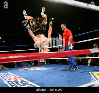 Jan 12, 2007; Minneapolis, MN, Stati Uniti d'America; BOBBY KLIEWER di Maplewood capovolge dopo segnando un quarto round knockout di compagni di luce middleweight RAUL 'Il Matador' GRACIA di San Paolo durante il "cattivo sangue " lotta venerdì al Target Center di Minneapolis. Credito: Foto di David Joles/Minneapolis Star Tribune/ZUMA premere. (©) Copyright 2007 da Minneapolis Star Tribune Foto Stock