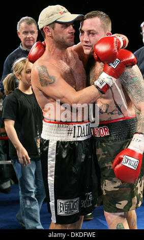 Jan 12, 2007; Minneapolis, MN, Stati Uniti d'America; ANTHONY BONSANTE abbracci MATT VANDA seguendo il loro tanto propagandato main event del "cattivo sangue " lotta venerdì al Target Center di Minneapolis. Bonsante vinto dalla decisione. Cerca su Bonsante è figlia della Bretagna, 13. Credito: Foto di David Joles/Minneapolis Star Tribune/ZUMA premere. (©) Copyright 2007 da Minneapolis Star Tribune Foto Stock