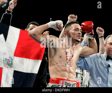 Jan 12, 2007; Minneapolis, MN, Stati Uniti d'America; WILTON HILARIO di San Louis Park, MN, celebra il suo terzo round TKO del Polo Juan Perez di Miami durante il "cattivo sangue " lotta venerdì al Target Center di Minneapolis. Hilario è ora 7-0 come un pro. Credito: Foto di David Joles/Minneapolis Star Tribune/ZUMA premere. (©) Copyright 2007 da Minneapolis Star Tribune Foto Stock