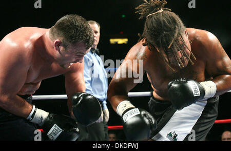 Jan 12, 2007; Minneapolis, MN, Stati Uniti d'America; Pesi Massimi JOEY 'Minnesota ghiaccio' ABELL, sinistra, Larry WHITE di Dothan, AL, battaglia nel "cattivo sangue' combatte venerdì al Target Center di Minneapolis. Abell ha vinto da TKO. Credito: Foto di David Joles/Minneapolis Star Tribune/ZUMA premere. (©) Copyright 2007 da Minneapolis Star Tribune Foto Stock