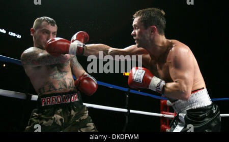 Jan 12, 2007; Minneapolis, MN, Stati Uniti d'America; MATT VANDA (L) durante un fine bout con ANTHONY BONSANTE. BONSANTE è andato a vincere una decisione unanime il tanto propagandato main event del "cattivo sangue" pugilato al Target Center di Minneapolis. Credito: Foto di David Joles/Minneapolis Star Tribune/ZUMA premere. (©) Copyright 2007 da Minneapolis Star Tribune Foto Stock