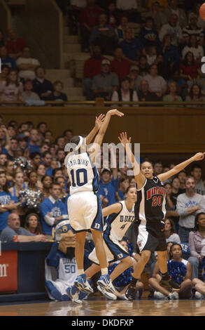 Jan 13, 2007; Durham, NC, Stati Uniti d'America; Senior guard LINDSEY HARDING affonda due del suo gioco alta 28 punti contro Maryland a Cameron Indoor Stadium. Credito: Foto di Tina Fultz/ZUMA premere. (©) Copyright 2007 by Tina Fultz Foto Stock