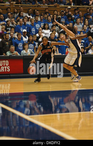 Jan 13, 2007; Durham, NC, Stati Uniti d'America ;Maryland guard SA'DE WILEY-unità GATEWOOD passato ABBY WANER durante il loro gioco ACC a Cameron Indoor Stadium. Credito: Foto di Tina Fultz/ZUMA premere. (©) Copyright 2007 by Tina Fultz Foto Stock