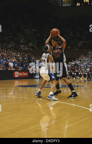 Jan 13, 2007; Durham, NC, Stati Uniti d'America; Maryland avanti MARISSA COLEMAN è sorvegliato da vicino da duca guard Lindsey Harding durante il loro gioco ACC a Cameron Indoor Stadium. Credito: Foto di Tina Fultz/ZUMA premere. (©) Copyright 2007 by Tina Fultz Foto Stock