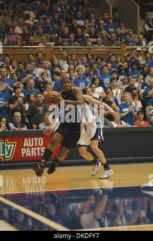 Jan 13, 2007; Durham, NC, Stati Uniti d'America; Maryland avanti ASHLEIGH NEWMAN rigidi passato un duca defender durante il loro gioco ACC a Cameron Indoor Stadium. Credito: Foto di Tina Fultz/ZUMA premere. (©) Copyright 2007 by Tina Fultz Foto Stock