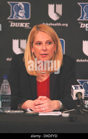 Jan 13, 2007; Durham, NC, Stati Uniti d'America; Maryland Head Coach BRENDA FRESE al gioco post conferenza stampa dopo il suo team sconfitta per il Duca a Cameron Indoor Stadium. Credito: Foto di Tina Fultz/ZUMA premere. (©) Copyright 2007 by Tina Fultz Foto Stock