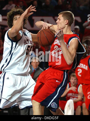 Jan 15, 2007 - Moraga, CA, U.S.A. - St. Mary's Gaels OMAR SAMHAN, #50, e dei Gonzaga MICAH DOWNS, #22, battaglia per una sfera allentato nella prima metà del loro gioco su Lunedi, 15 Gennaio 2007 presso il Padiglione McKeon in Moraga, California Foto Stock