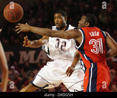 Jan 15, 2007 - Moraga, CA, U.S.A. - St. Mary's Gaels JOHN WINSTON, #32, passa la palla contro Gonzaga Bulldogs' ABDULLAHI KUSO, #31, nella prima metà del loro gioco su Lunedi, 15 Gennaio 2007 presso il Padiglione McKeon in Moraga, California Foto Stock