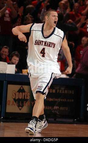 Jan 15, 2007 - Moraga, CA, U.S.A. - St. Mary's Gaels IAN O'Leary, #4, viene pompato come Gaels prendere il conduttore contro il Gonzaga Bulldogs nella seconda metà del loro gioco su Lunedi, 15 Gennaio 2007 presso il Padiglione McKeon in Moraga, California Saint Mary's sconfitto Gonzaga 80-75. Foto Stock