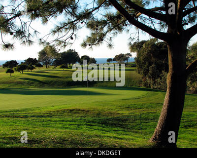 Dic 13, 2006; La Jolla, CA, Stati Uniti d'America; Torrey Pines Sud campo da golf; i golfisti che tced off dopo mezzogiorno avrebbe a scramble a finire prima (o dopo) tenebre. Xiii foro. Credito: Foto di Jim Baird/San Diego Union Tribune/ZUMA premere. (©) Copyright 2006 da San Diego Union Tribune Foto Stock