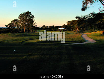 Dic 13, 2006; La Jolla, CA, Stati Uniti d'America; Torrey Pines Sud campo da golf; i golfisti che tced off dopo mezzogiorno avrebbe a scramble a finire prima (o dopo) tenebre. Il XIV foro, come il terzo e quarto foro, aveva il verde spostato a sinistra in Rees Jones riprogettazione, portando il bordo del canyon in gioco. Credito: Foto di Jim Baird/San Diego Union Tribune/ZUMA premere. (©) Copyright 2006 by Foto Stock