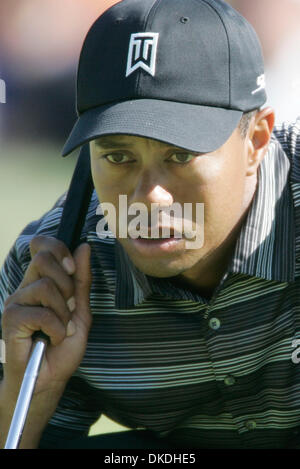 Jan 26, 2007 - San Diego, CA, Stati Uniti d'America - tiger woods fino un putt sul foro 7. Foto Stock