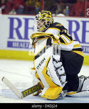 Feb 03, 2007 - Raleigh, NC, Stati Uniti d'America - NHL Hockey: Boston Bruins Goaltender (30) TIM THOMAS custodisce il suo obiettivo come la Boston Bruins battere Carolina Hurricanes 4-3 in straordinari come hanno giocato la RBC Center situato in Raleigh. Foto Stock