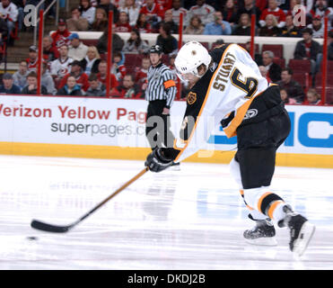 Feb 03, 2007 - Raleigh, NC, Stati Uniti d'America - NHL Hockey: Boston Bruins (6) BRAD STUART schiaffi il puck come la Boston Bruins battere Carolina Hurricanes 4-3 in straordinari come hanno giocato la RBC Center situato in Raleigh. Foto Stock