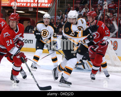 Feb 03, 2007 - Raleigh, NC, Stati Uniti d'America - NHL Hockey: Boston Bruins battere Carolina Hurricanes 4-3 in straordinari come hanno giocato la RBC Center situato in Raleigh. Foto Stock