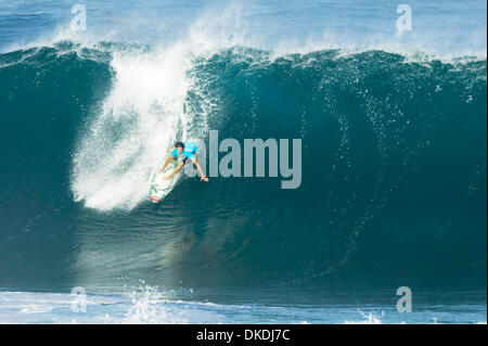 Feb 04, 2007 - North Shore, HI, STATI UNITI D'AMERICA - Surf: Monster Energy Pipeline Pro presentato da Billabong, Banzai Pipeline, North Shore Oahu, Hawaii. Associazione di professionisti di surf (ASP) Mondo serie di qualificazione (WQS) evento, Gennaio 27 Ð Il 9 febbraio 2007. Nella foto: surfista Hawaiano REEF MCINTOSH (Kauai, Hawaii) volò la bandiera Hawaiiana per la islander è oggi quando egli ha registrato il più alto h Foto Stock