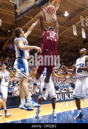 Feb 05, 2007 - Durham, NC, Stati Uniti d'America - NCAA College Basketball Florida State Seminoles (12) AL THORNTON slam il cestello come stato della Florida Seminoles battere il duca Bluedevils con un punteggio finale di 68-67 come hanno giocato a Cameron Indoor Stadium si trova sul campus della Duke University. Foto Stock