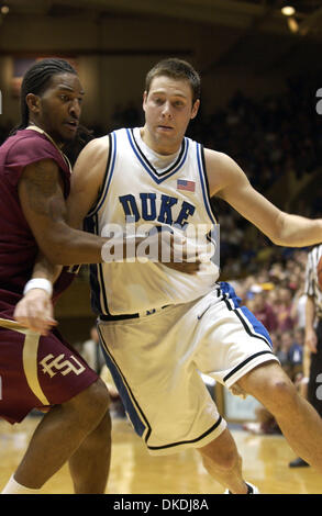 Feb 05, 2007 - Durham, NC, Stati Uniti d'America - NCAA College Basketball Duca Bluedevils (2) JOSH McROBERTS rigidi per il cestello come stato della Florida Seminoles battere il duca Bluedevils con un punteggio finale di 68-67 come hanno giocato a Cameron Indoor Stadium si trova sul campus della Duke University. Foto Stock