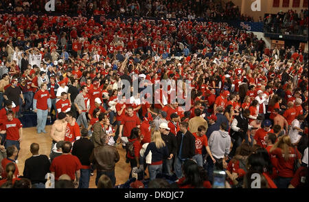 Jan 15, 2007 - Moraga, CA, Stati Uniti d'America - Santa Maria è un fan rush del tribunale dopo aver sconfitto i Gonzaga Bulldogs Lunedì, 15 Gennaio 2007 presso il Padiglione McKeon in Moraga, California Saint Mary's sconfitto Gonzaga 80-75.(Immagine di credito: © Jose Carlos Fajardo/Contra Costa Times/ZUMA Premere) Restrizioni: USA diritti tabloid fuori! Foto Stock