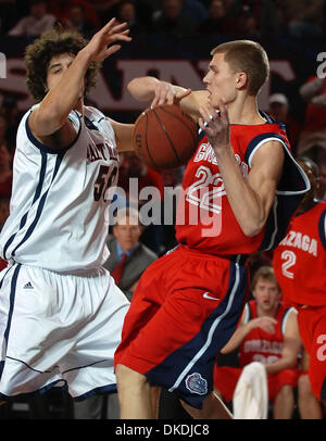 Jan 15, 2007 - Moraga, CA, Stati Uniti d'America - St. Mary's Gaels OMAR SAMHAN, #50, e dei Gonzaga MICAH DOWNS, #22, battaglia per una sfera allentato nella prima metà del loro gioco su Lunedi, 15 Gennaio 2007 presso il Padiglione McKeon in Moraga, California(Immagine di credito: © Jose Carlos Fajardo/Contra Costa Times/ZUMA Premere) Restrizioni: USA diritti tabloid fuori! Foto Stock